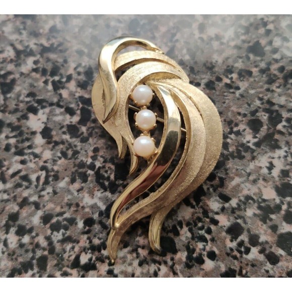 Brooks Jewelry - VINTAGE SIGNED BROOKS GOLD TWO-TONE SWIRLS WITH PEARLS 2" BROOCH PIN
